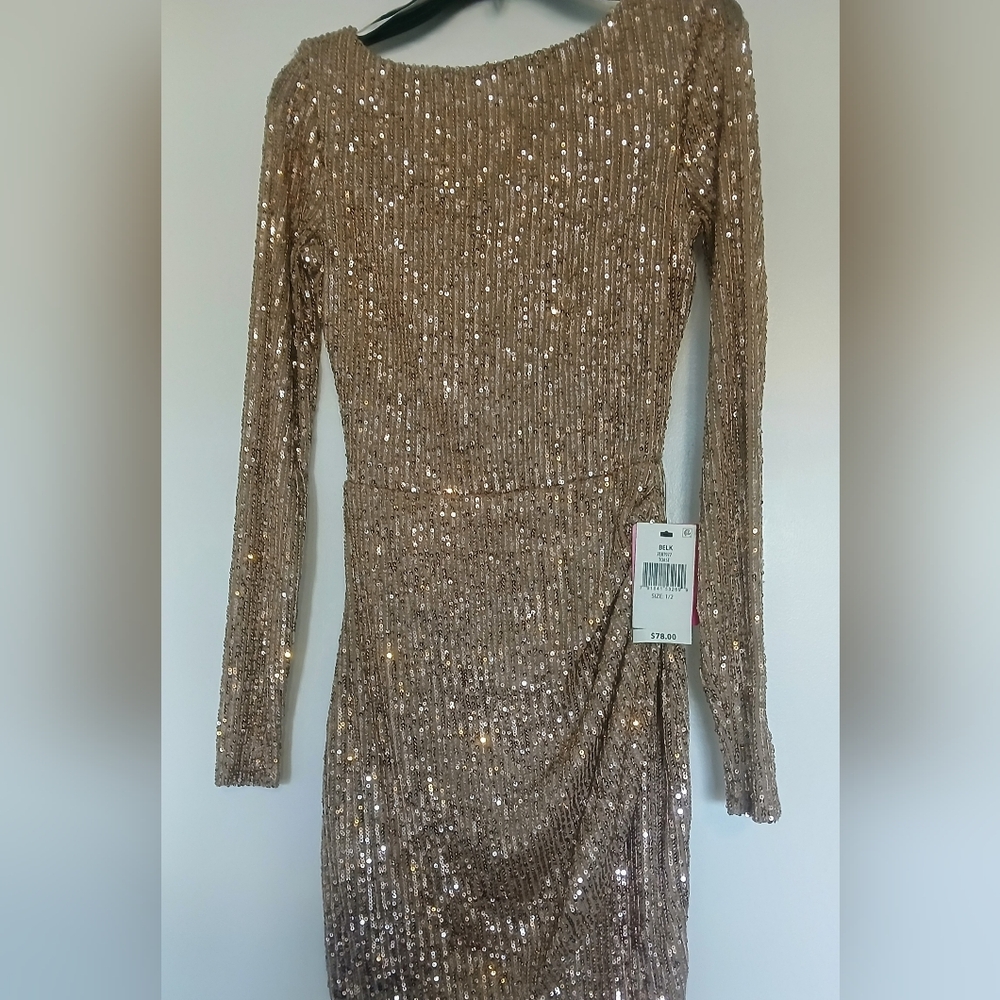 🆕️ Juniors Sparkly Long Sleeve Dress.